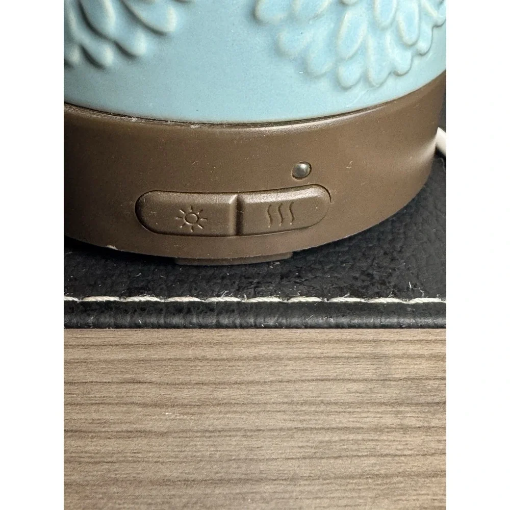 Airome Blue Ceramic Glazed Floral Print Oil Diffuser with Light Brown Base 100mL